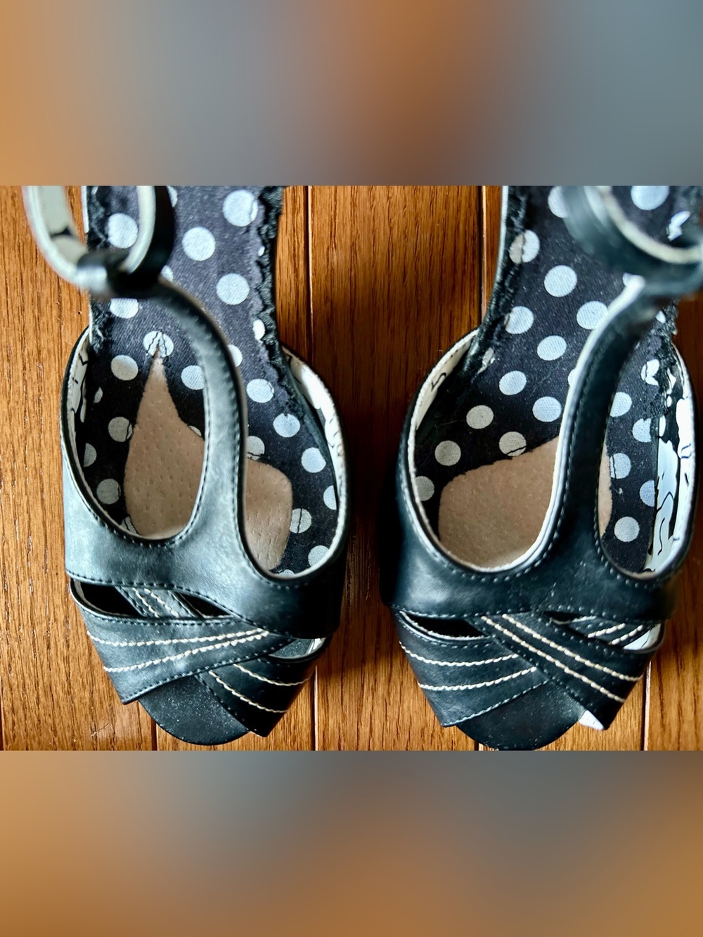 Bettie Page B&W Retro Pinup T-Strap Peep Toe Heels Sz. 9 - Picture 2 of 9